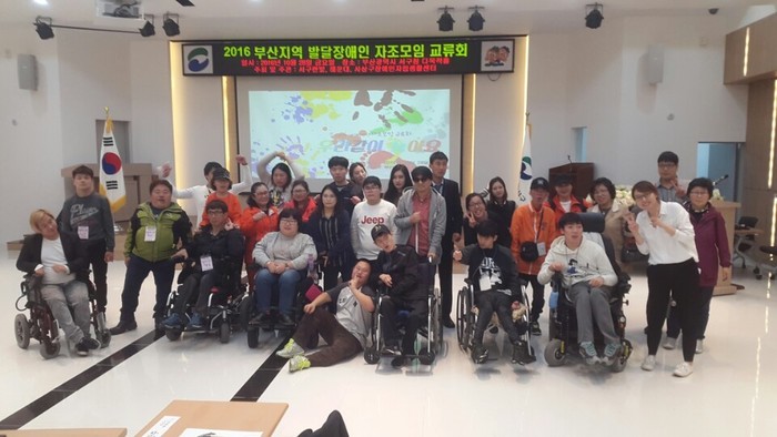 모든 자조모임들 단체 사진찍는 모습