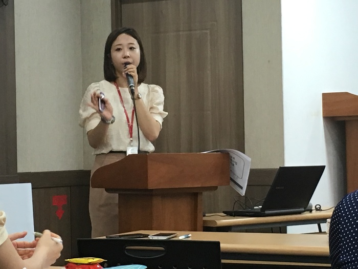 김도연 담당자의 예산활용법에 대한 교육을 하는 모습