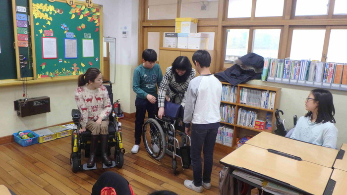 휠체어 사용법에 대해 설명하고 있는 이연서 강사