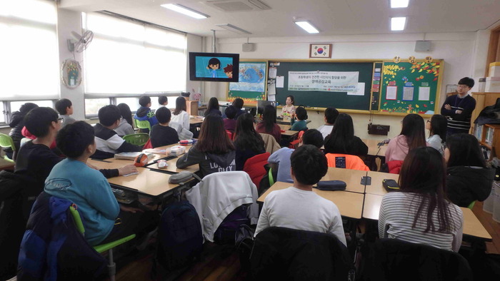 발달장애에 관해 설명하고 있는 이연서 강사
