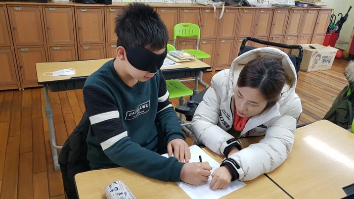 학생들과 미로찾기를 하고 있는 이연서 강사