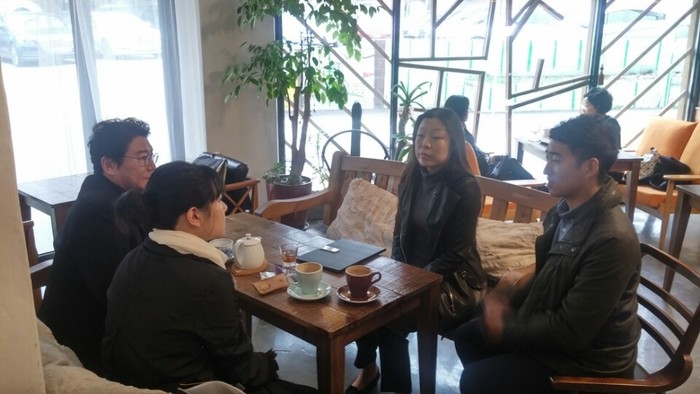 병원 앞 까페에서 회의 중인 재단 직원 및 김정미 소장, 담당 공무원 병원 앞 까페에서 회의 중인 재단 직원 및 김정미 소장, 담당 공무원