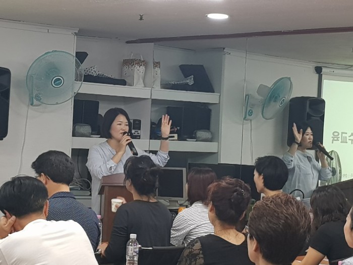 직장내 성희롱 및 안전교육 설명 중인 이은성 부장님 직장내 성희롱 및 안전교육 설명 중인 이은성 부장님