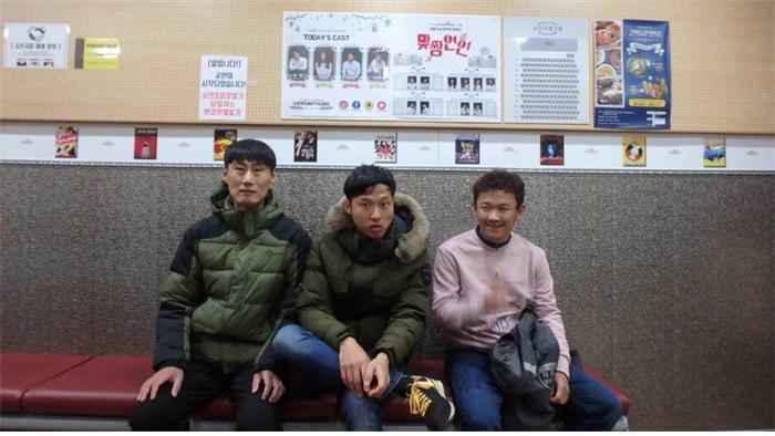 왼쪽부터 박강철, 박정우, 김태우 앉아 있는 모습 조은극장 강철, 정우, 태우씨 연극 맞짱연인 대기석에 앉아서