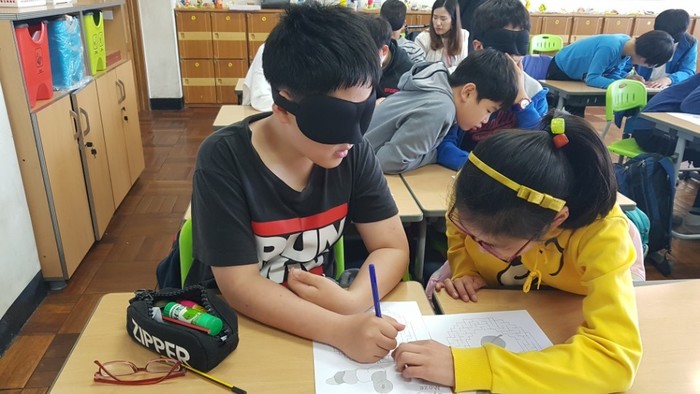 안대를 착용하고미로찾기를 하는 모습 안대를 착용하고미로찾기를 하는 모습