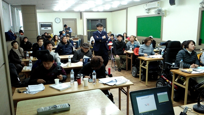 30여명의 연수참여 자들이 강사의 강의에 집중하고 있는 정면사진