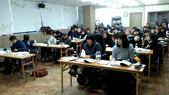 동료상담사 연수과정에 참여 중인 추미선, 하윤숙의 모습이 있는 사진