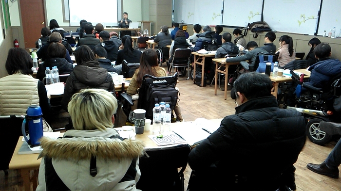 동료상담사 연수과정 참여자들이 박종균교수의 강의에 집중하고있는 사진
