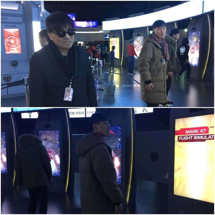 총2장의 사진 화면보고 서 있는 사진 총2장의 사진 위 사진 이상훈, 박강철, 박정우가 화면보고 서 있는 사진, 아래 사진 박강철이 화면 앞에 서 있는 사진