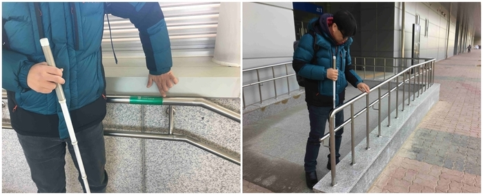 총2장의 사진 왼쪽 사진 계단 손잡이 점자안내판을 거꾸로 읽는 사진, 오른쪽 사진 경사로 손잡이 사진 총2장의 사진 왼쪽 사진 계단 손잡이 점자안내판을 거꾸로 읽는 사진, 오른쪽 사진 경사로 손잡이 사진