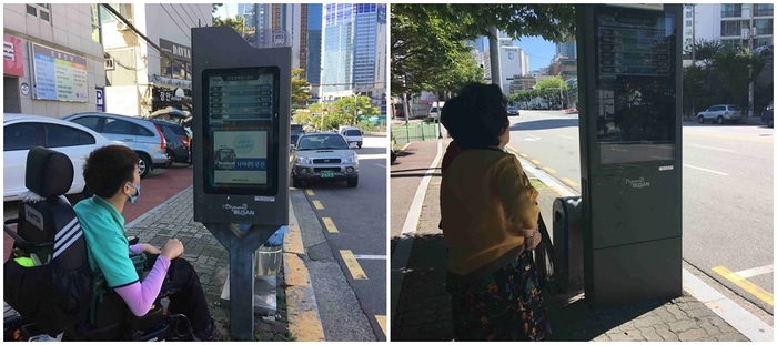 총 2장의 사진 왼쪽 사진 차원기 활동가가 버스정보안내기기를 보고 있는 모습 오른쪽 사진 버스정보안내기기 모습 총 2장의 사진 왼쪽 사진 차원기 활동가가 버스정보안내기기를 보고 있는 모습 오른쪽 사진 버스정보안내기기 모습