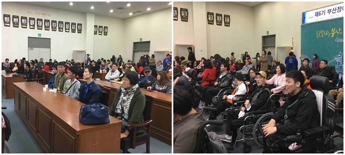 총2장의 사진 왼쪽 사진 박강철, 김자운이 앉아 있는 사진, 오른쪽 사진 전연식, 김영훈, 차원기 앉아 있고 뒤에 황진선 이은성 앉아 있는 사진 총2장의 사진 왼쪽 사진 박강철, 김자운이 앉아 있는 사진, 오른쪽 사진 전연식, 김영훈, 차원기 앉아 있고 뒤에 황진선 이은성 앉아 있는 사진