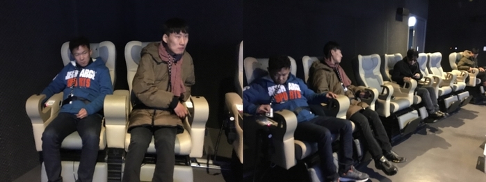 4명이 의자에 앉아 있는 모습 총 2장의 사진 왼쪽 사진 4D의자에 앉은 김태우, 박강철 사진, 오른쪽 사진 왼쪽부터 김태우, 박강철, 이상훈, 박정우가 떨어져서 앉아 있는 모습