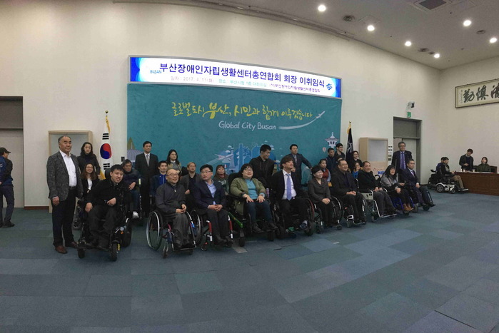 전자식 현수막 밑에서 단체사진 전자식 현수막 밑에서 단체사진