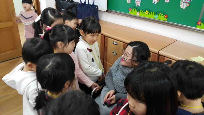 학생들에게 둘러싸여있는 김윤정 강사 학생들에게 둘러싸여있는 김윤정 강사