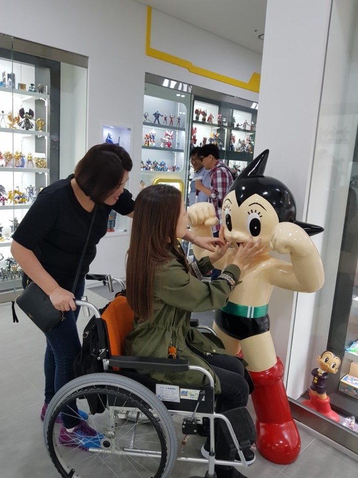 아톰 만지는 김정미 아톰 만지는 김정미