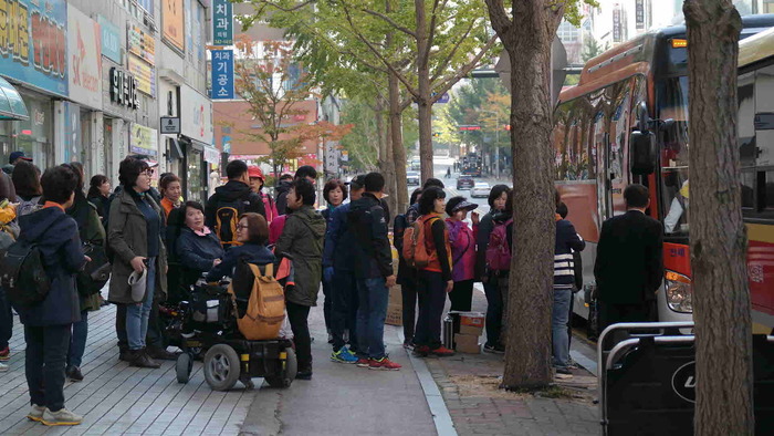 줄을 서서 기다리는 중 줄을 서서 기다리는 중