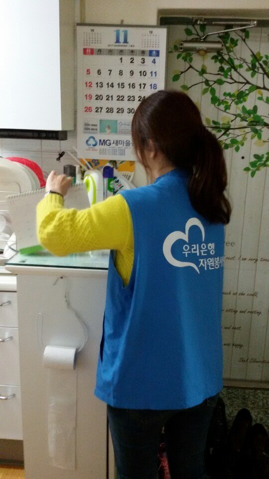 현관문 앞 청소중 현관문 앞 청소중