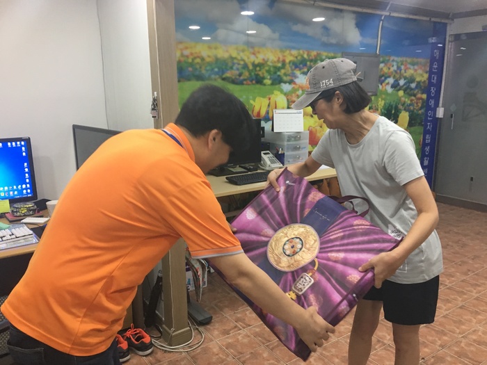 선물을 증정받는 차민정 회원 모습 선물을 증정받는 차민정 회원 모습