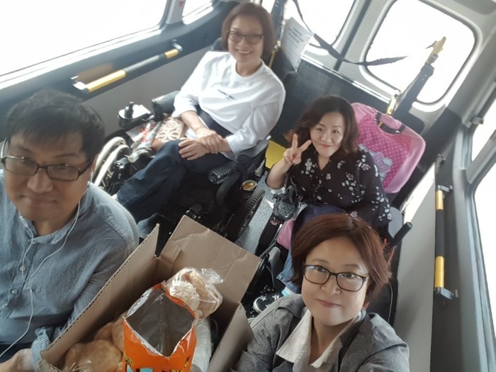 차안에 앉아있는 황진선,박순서,하윤숙,김윤정 사진 차안에 앉아있는 황진선,박순서,하윤숙,김윤정 사진