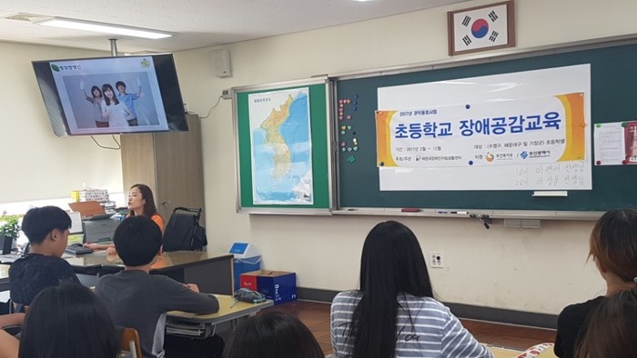 수화에 대해 설명하는 이연서 강사 모습 수화에 대해 설명하는 이연서 강사 모습