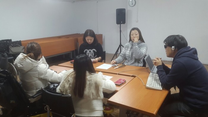 강사별 교육을 평가하는 모습