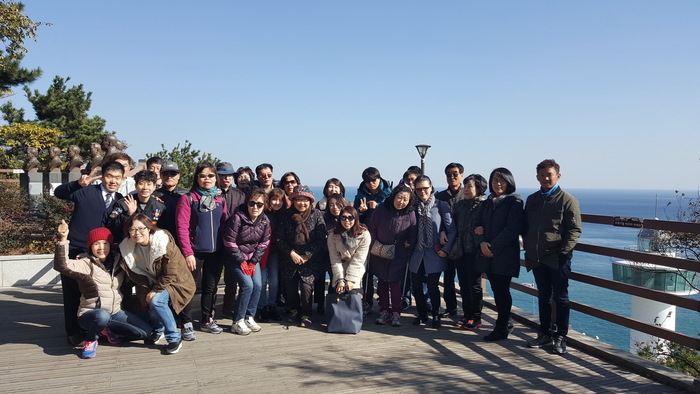 바다를 배경으로 단체사진 바다를 배경으로 단체사진