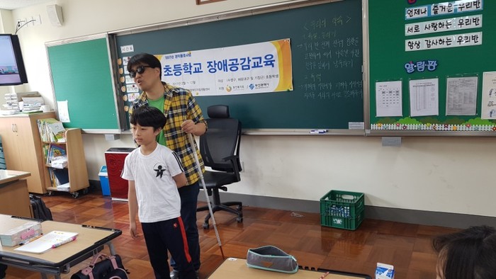 좁은길에서의 안내보행을 설명하고 있는 이상훈 강사 모습 좁은길에서의 안내보행을 설명하고 있는 이상훈 강사 모습