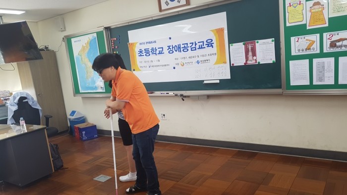 좁은길에서의 안내보행법을 설명하고 있는 이상훈 팀장 모습 좁은길에서의 안내보행법을 설명하고 있는 이상훈 팀장 모습