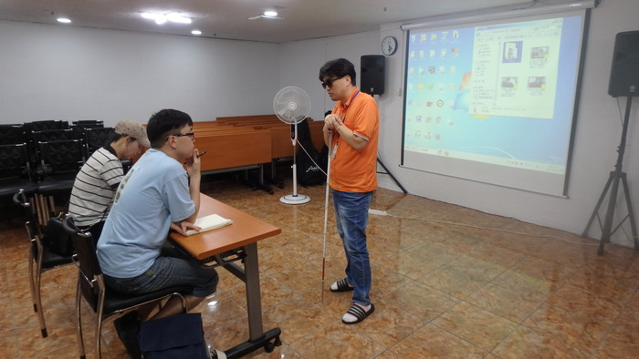 프로젠테이션의 구성을 설명하고 있는 이상훈팀장 모습 프레젠테이션의 구성을 설명하고 있는 이상훈팀장 모습