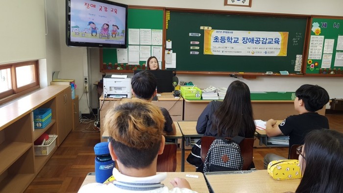 학생들의 질문에 답을 해주고 있는 이연서 강사의모습 학생들의 질문에 답을 해주고 있는 이연서 강사의모습
