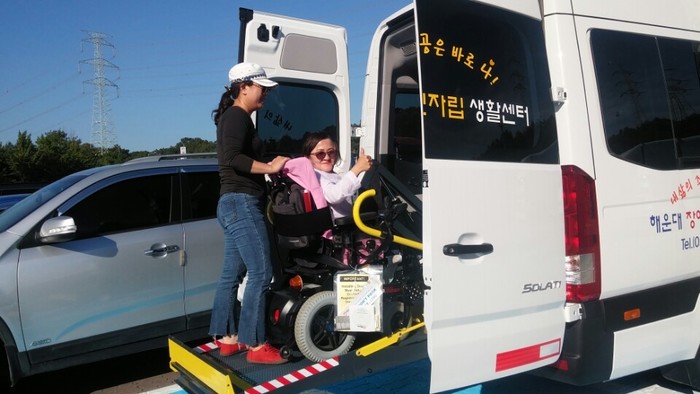 김윤정 리트트차량 탑승 중인 사진 김윤정 리트트차량 탑승 중인 사진