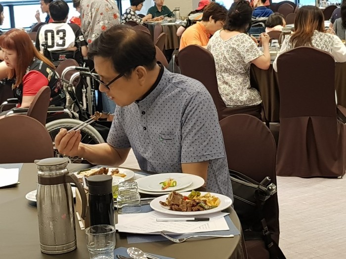 권용생님 식사 중인 사진 권용생님 식사 중인 사진
