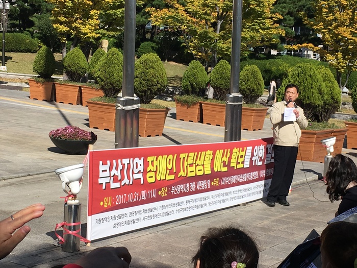 결의대회를 사회자의 인사로 시작함. 결의대회를 사회자의 인사로 시작함.