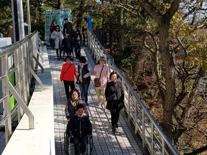 경사로를 따라 걷는 중 경사로를 따라 걷는 중