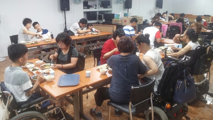 다함께 점심식사. 다함께 점심식사.