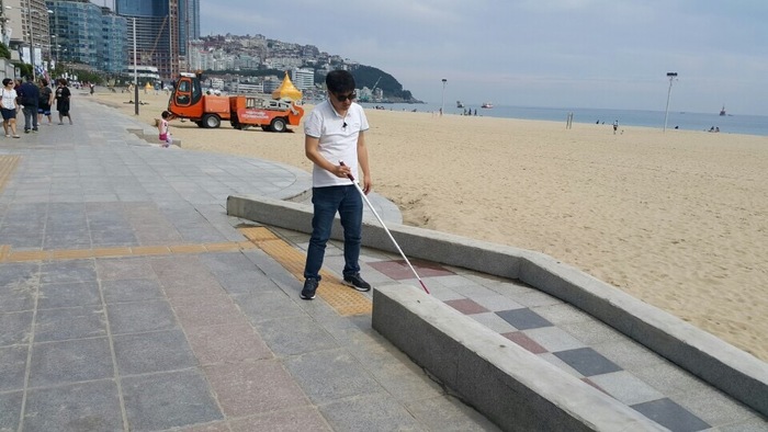 해운대 해수욕장 진입 경사로에 설치된 점자블록 모습 해운대 해수욕장 진입 경사로에 설치된 점자블록 모습