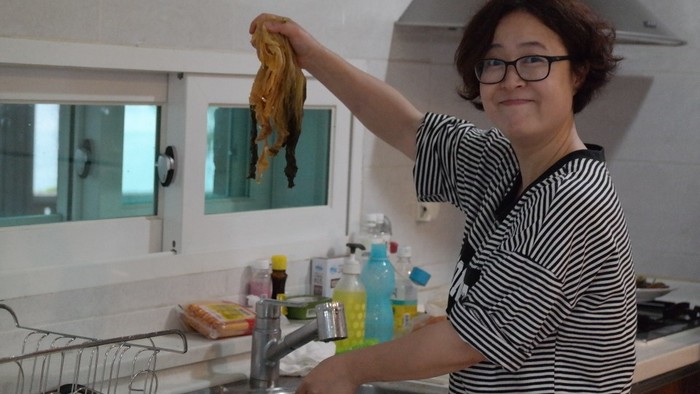 김치 자르고 있는 황진선 김치 자르고 있는 황진선