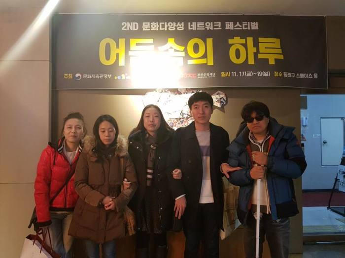 현수막 아래에서 소장님과 로드마스터들 사진 현수막 아래에서 소장님과 로드마스터들 사진