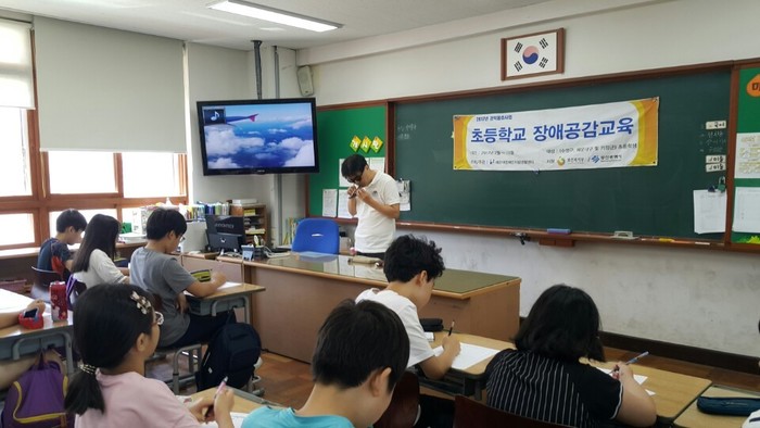 오카리나를 연주하고 있는 이상훈 강사모습 오카리나를 연주하고 있는 이상훈 강사모습