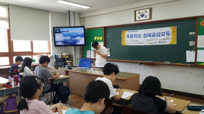 오카리나를 연주하고 있는 이상훈 강사모습