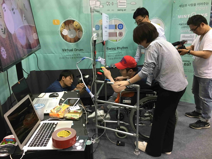 전연식씨 의사보조기 체험 하는 모습 전연식씨 의사보조기 체험 하는 모습
