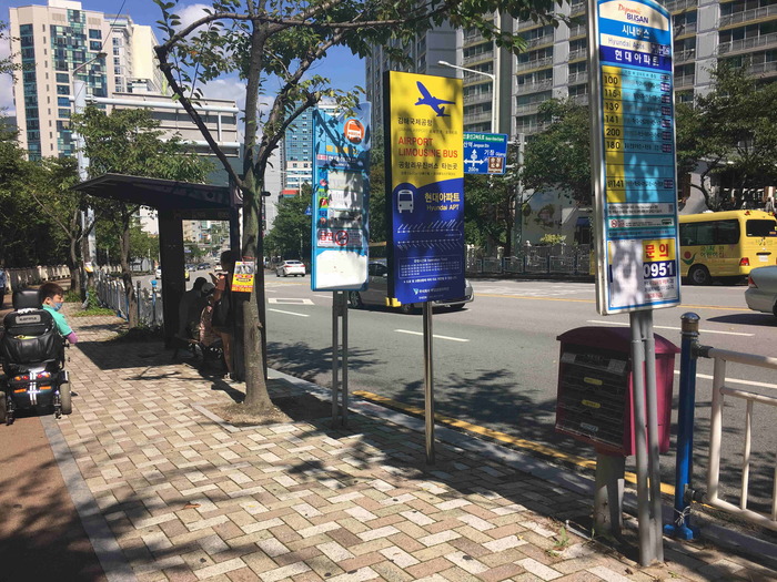 버스 정류소 주변 모습 버스 정류소 주변 모습
