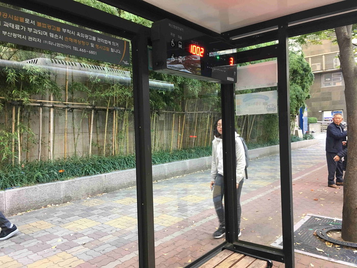 대기시설 내 버스정보안내기기 모습 대기시설 내 버스정보안내기기 모습
