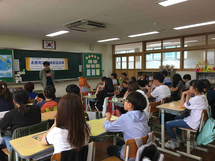 시각장애인의 일상에 대해 이야기하고 있는 이상훈 팀장모습 시각장애인의 일상에 대해 이야기하고 있는 이상훈 팀장모습