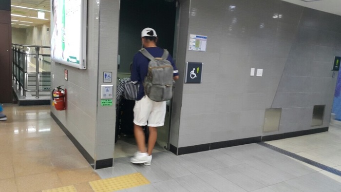 해운대지하철역 장애인 화장실 모니터링 하는 모습