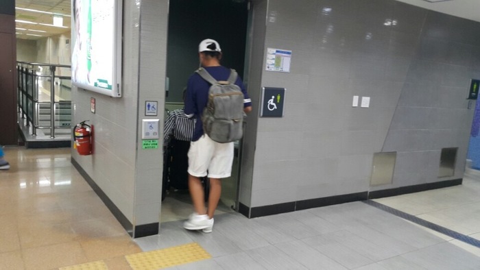 해운대지하철역 장애인 화장실 모니터링 하는 모습 해운대지하철역 장애인 화장실 모니터링 하는 모습
