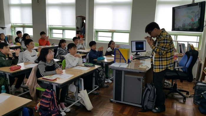 오카리나 연주를 하는 이상훈 팀장 모습 오카리나 연주를 하는 이상훈 팀장 모습