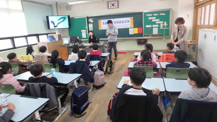 프레젠테이션을 하고 있는 이상훈팀장 모습 프레젠테이션을 하고 있는 이상훈팀장 모습