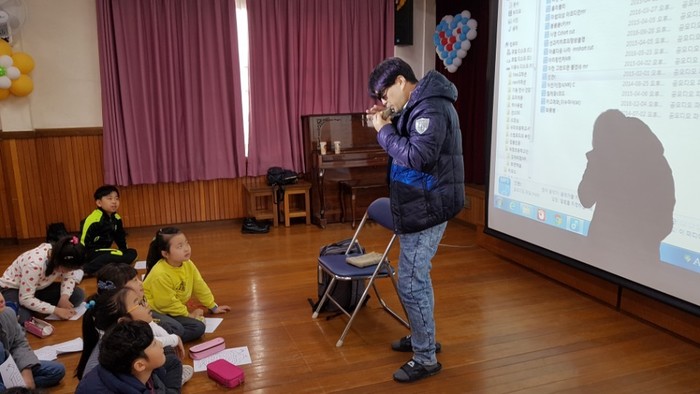 오카리나를 연주하는 이상훈 팀장 모습 오카리나를 연주하는 이상훈 팀장 모습